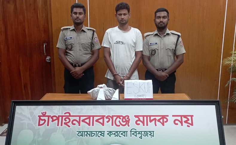 নাচোলে ডিএনসির অভিযানে এস্কাফ সিরাপসহ গ্রেফতার ১