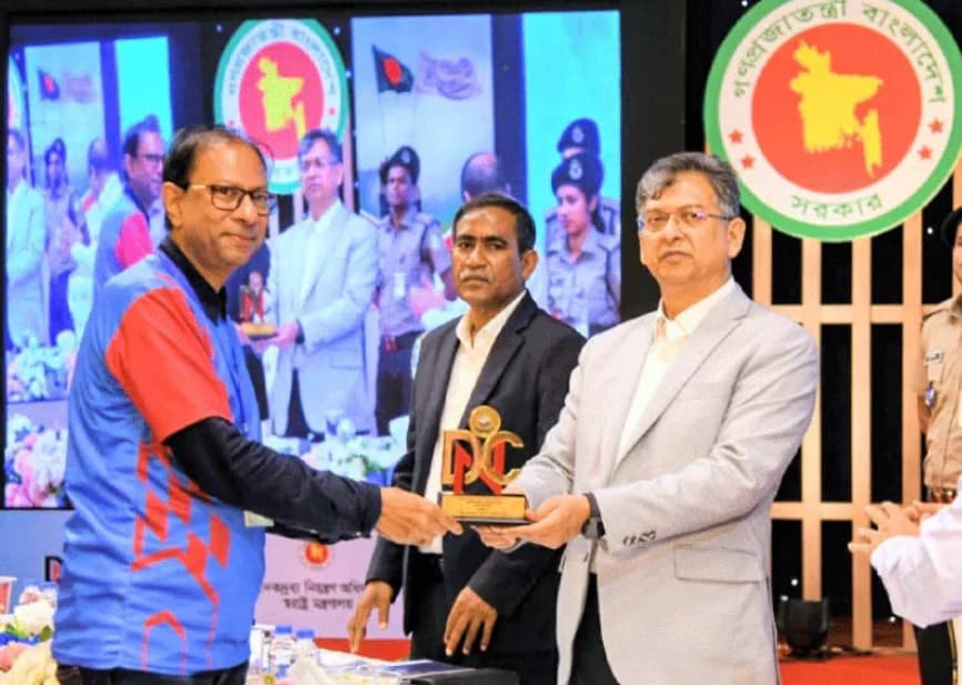মাদকবিরোধী কার্যক্রমে অসামান্য অবদান: স্বরাষ্ট্রমন্ত্রীর হাতে দুই পুরস্কার পেল ঢাকা আহ্ছানিয়া মিশন