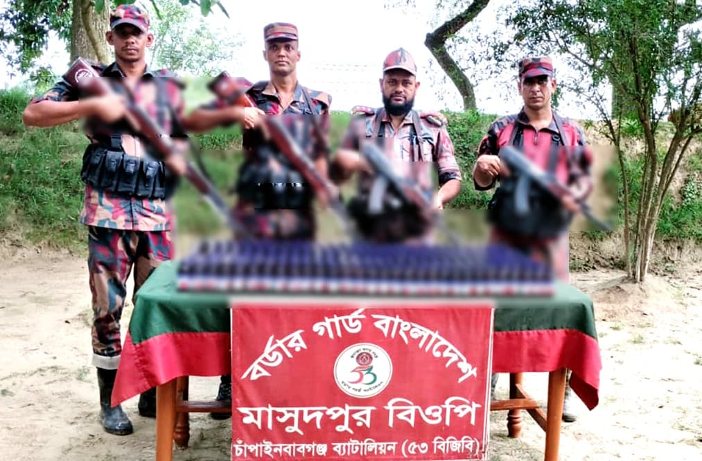 চাঁপাইনবাবগঞ্জে ৫৩ বিজিবির অভিযানে বিপুল পরিমান ভারতীয় মাদক জব্দ