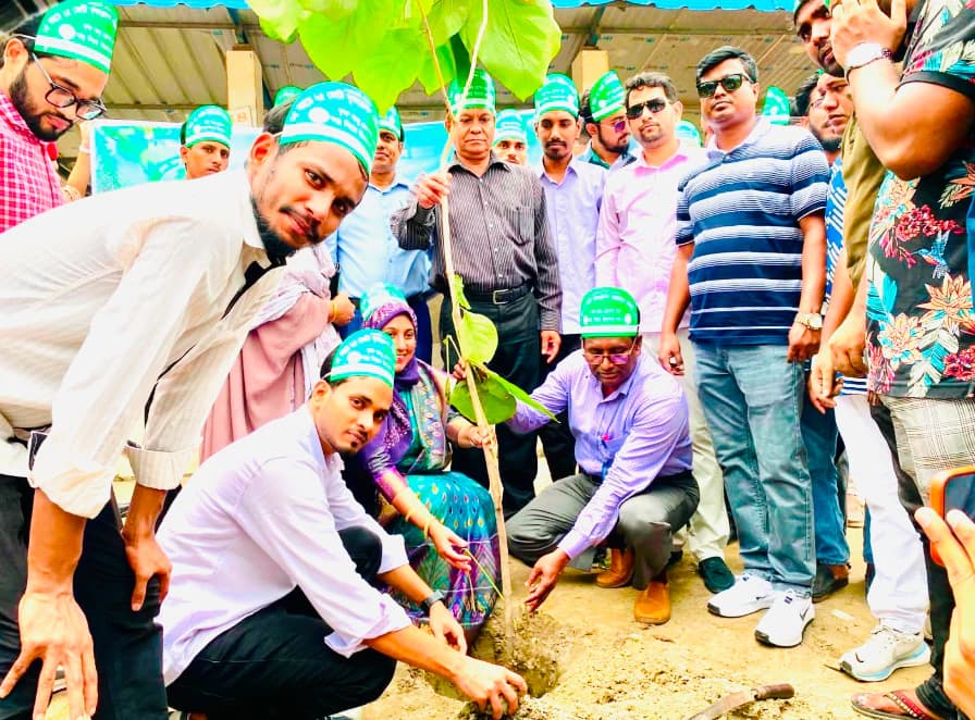 পরিবেশ রক্ষায় টঙ্গী সরকারি কলেজে ছাত্রদলের বৃক্ষরোপণ কর্মসূচি, অংশ নিলেন অধ্যক্ষ