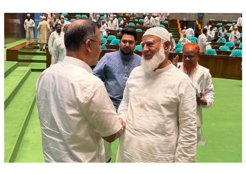 বাজেট অধিবেশন শেষে প্রধানমন্ত্রী তারেক রহমানের সঙ্গে করমর্দন করলেন বিরোধীদলীয় নেতা ডা. শফিকুর রহমান