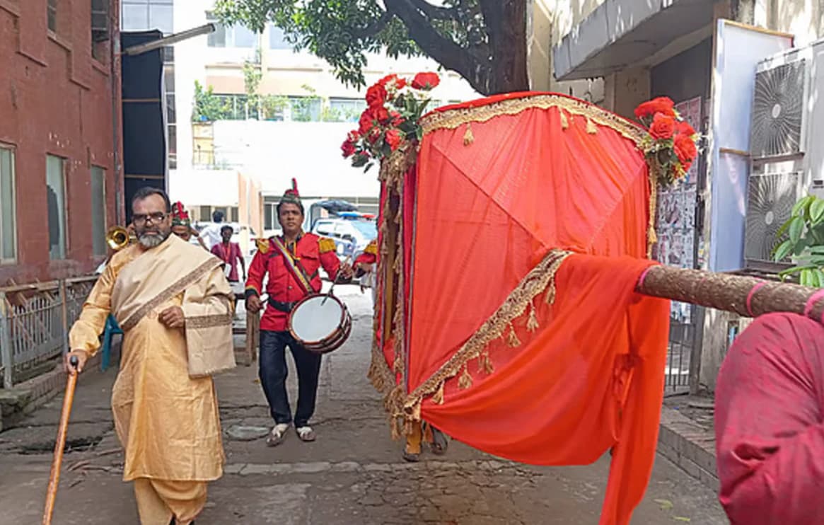 ভোট নয় যেন উৎসব! পালকি আর ব্যান্ড পার্টি নিয়ে এফডিসিতে শম্ভু সরকারের রাজকীয় প্রবেশ