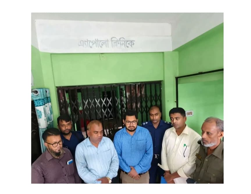 "চুয়াডাঙ্গায় প্রশাসনের অভিযান: টের পেয়েই তালা দিয়ে পালিয়ে গেলেন 'ভুয়া সনোলজিস্ট' আক্তারুজ্জামান।"