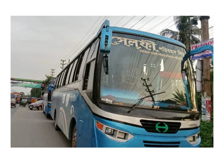 চলন্ত বাস থেকে ধাক্কা দিয়ে ফেলে দেওয়া হলো জাবি শিক্ষার্থীকে, অল্পের জন্য রক্ষা পেলেন অরিন