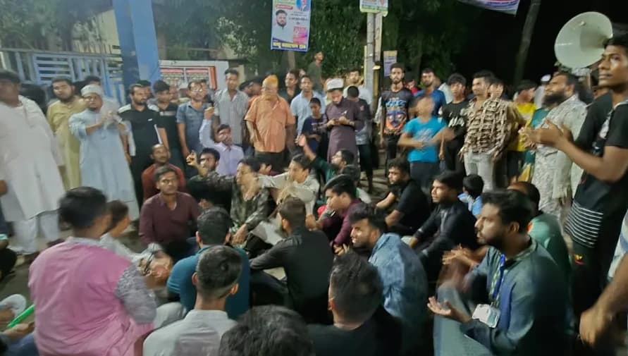 সাভারে এনসিপির সমাবেশে ককটেল বিস্ফোরণ: আহত ৩, থানা ঘেরাও কর্মসূচি
