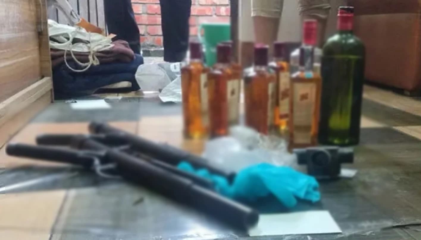 জামালপুরে আইনজীবীর চেম্বার থেকে পাইপগান, ককটেল ও বিদেশি মদ জব্দ, তদন্তে পুলিশ