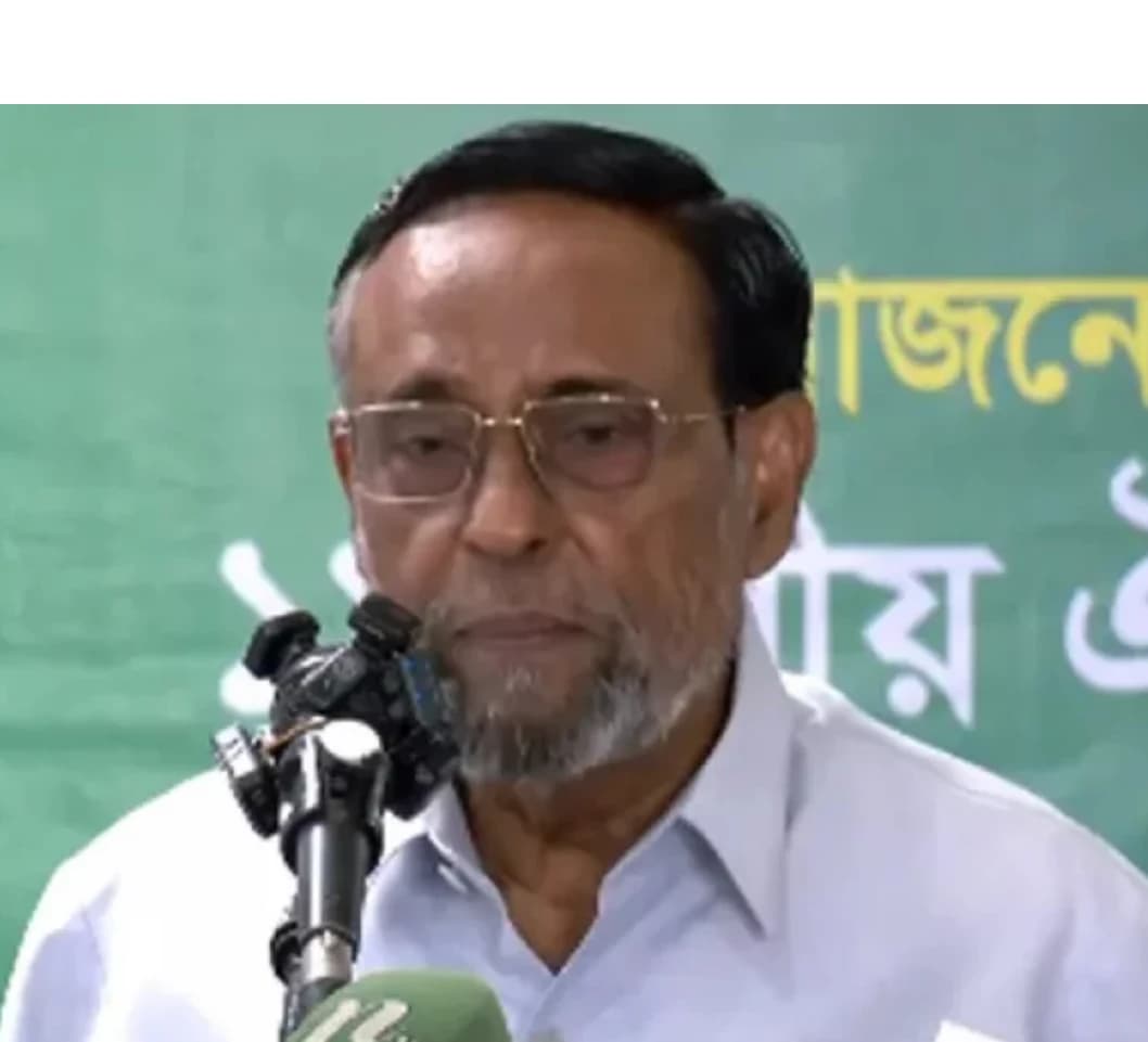 প্রধানমন্ত্রীকে ঢাকার বাইরে না যাওয়ার পরামর্শ অলি আহমেদের, পাশে থাকা ব্যক্তিদের নিয়ে বড় সতর্কবার্তা