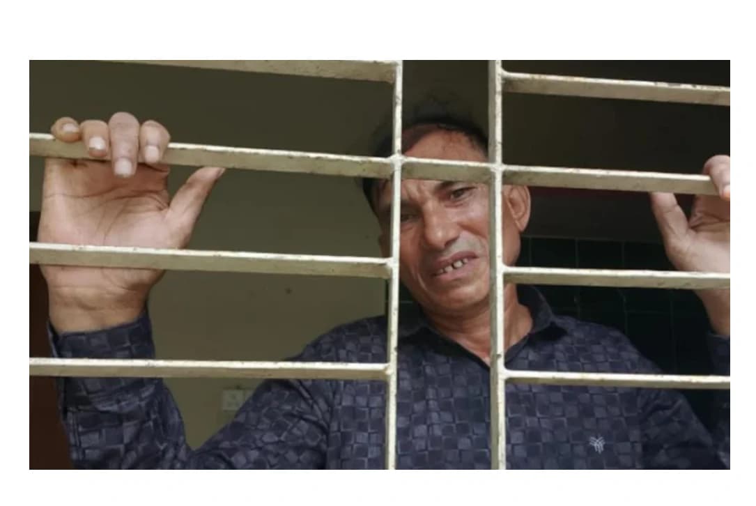 ফ্যামিলি কার্ডের প্রলোভন দেখিয়ে টাকা হাতানোর সময় ওয়াকিটকিসহ গ্রেপ্তার প্রতারক