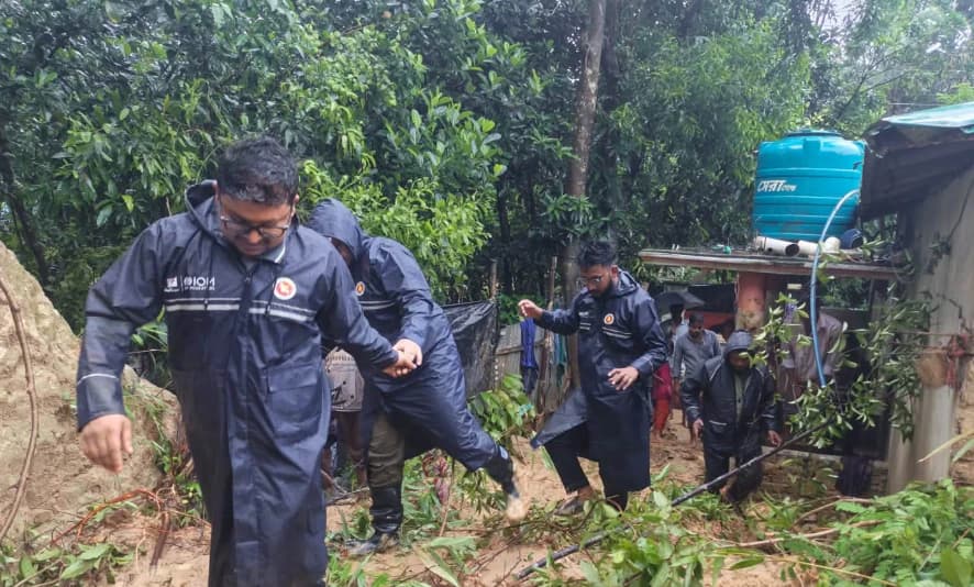 দুর্যোগে মানুষের পাশে মহেশখালী উপজেলা প্রশাসন, ক্ষতিগ্রস্তদের মাঝে সহায়তা ও চিকিৎসাসেবা অব্যাহত