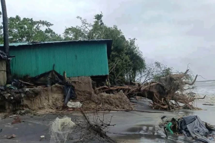 জলাবদ্ধতায় বিপর্যস্ত মাতারবাড়ী: ৪০০-৫০০ পরিবার পানিবন্দি, স্থায়ী সমাধানের দাবি