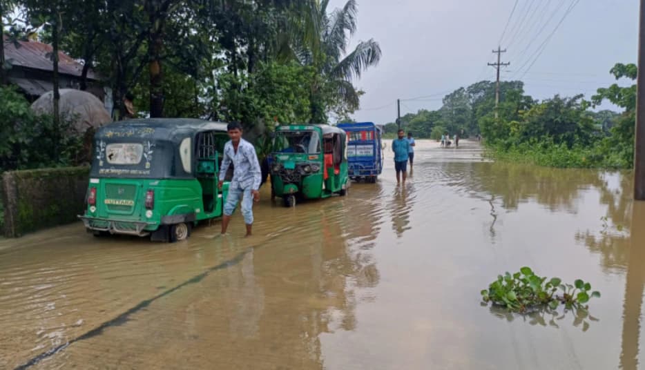 সুরমার পানি বাড়ছে, জলাবদ্ধতা রুখতে সব ছুটি বাতিল করল সুনামগঞ্জ পৌরসভা