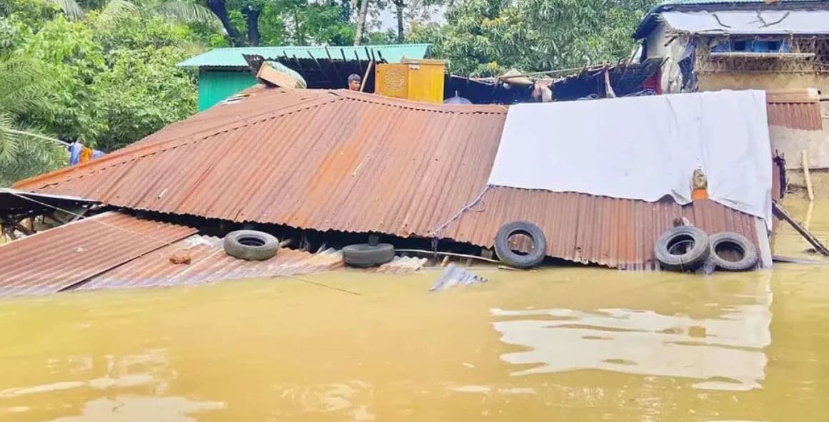 বন্যা ও পাহাড়ধসে ৪৪ জনের মৃত্যু: স্বজনহারা মানুষের আহাজারিতে ভারি সাত জেলার আকাশ