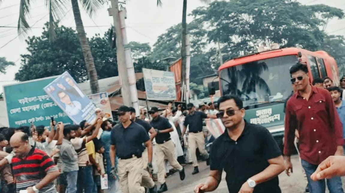 বরইতলায় নেতাকর্মীদের ভিড়, হঠাৎ গাড়ি থামিয়ে এমপি সেলিমুজ্জামানকে পাশে বসালেন তারেক রহমান