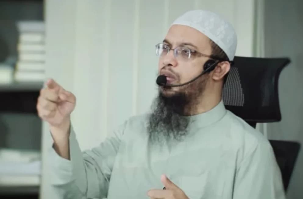 ফুটবল উন্মাদনায় খুন ও আত্মহত্যা গ্রহণযোগ্য নয়, সতর্ক করলেন শায়খ আহমাদুল্লাহ