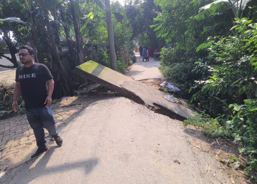 টানা বৃষ্টিতে তাজপুর ইউনিয়নের কালভার্ট সংলগ্ন সড়ক ধসে যোগাযোগ বিচ্ছিন্ন, দুর্ভোগে প্রায় ১৫ হাজার মানুষ