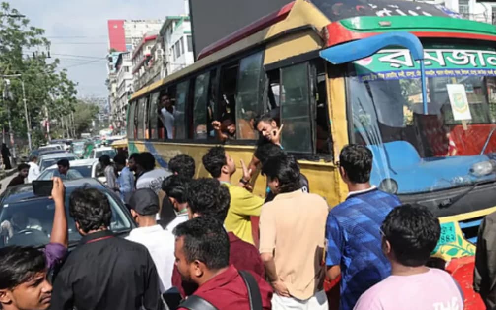 সায়েন্সল্যাব ছেড়ে এবার সংসদ অভিমুখে শিক্ষার্থীরা, দাবি শিক্ষামন্ত্রীর পদত্যাগ ও পরীক্ষা স্থগিত