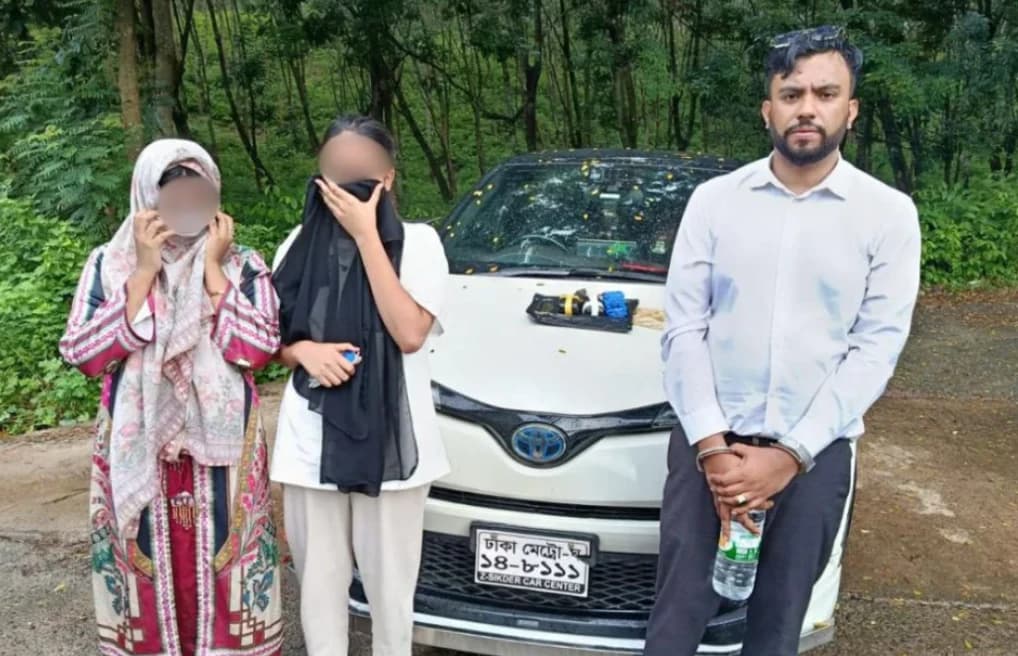 কক্সবাজারে স্বরাষ্ট্র মন্ত্রণালয়ের স্টিকার লাগানো গাড়িতে ৬ হাজার ইয়াবা উদ্ধার, আটক ৩