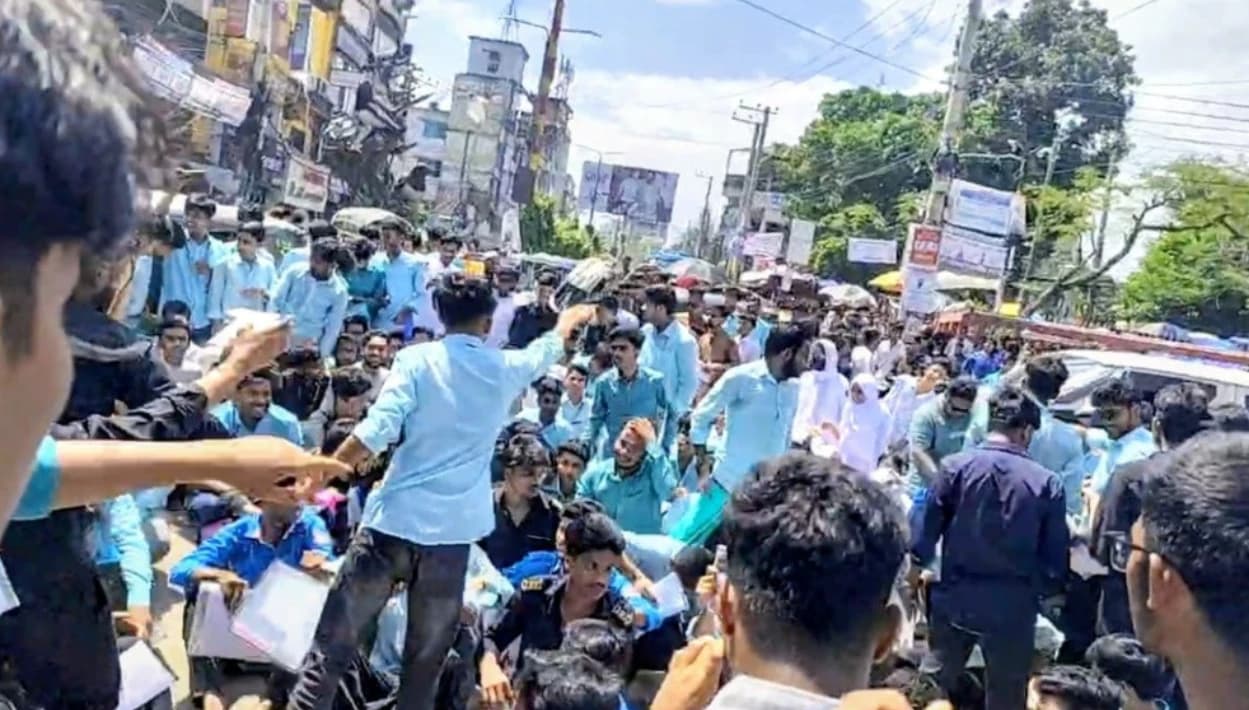 শিক্ষামন্ত্রীর পদত্যাগ দাবিতে ফেনীতে এইচএসসি পরীক্ষার্থীদের সড়ক অবরোধ, উত্তাল শহরের রাজপথ