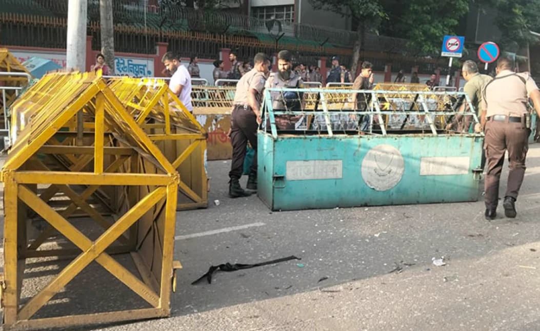 শিক্ষামন্ত্রীর পদত্যাগের দাবিতে আন্দোলন: সড়ক ছাড়লেও দাবি বহাল রাখলেন শিক্ষার্থীরা