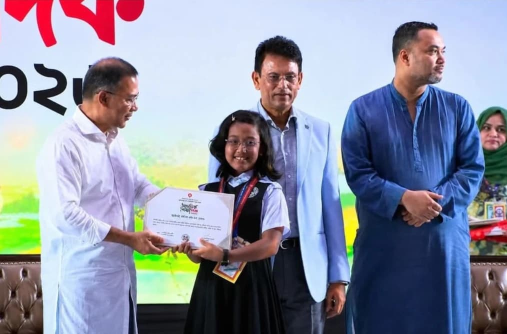 প্রধানমন্ত্রীর হাত থেকে পদক নিলো নবাবগঞ্জ মডেল সরকারি প্রাথমিক বিদ্যালয়ের আইমান কানিতা