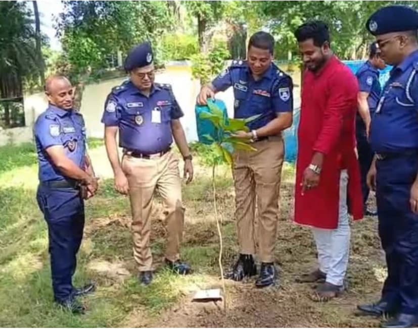 নাচোল থানায় বৃক্ষরোপণ কর্মসূচি পালন, অংশ নিলেন পুলিশ সুপার