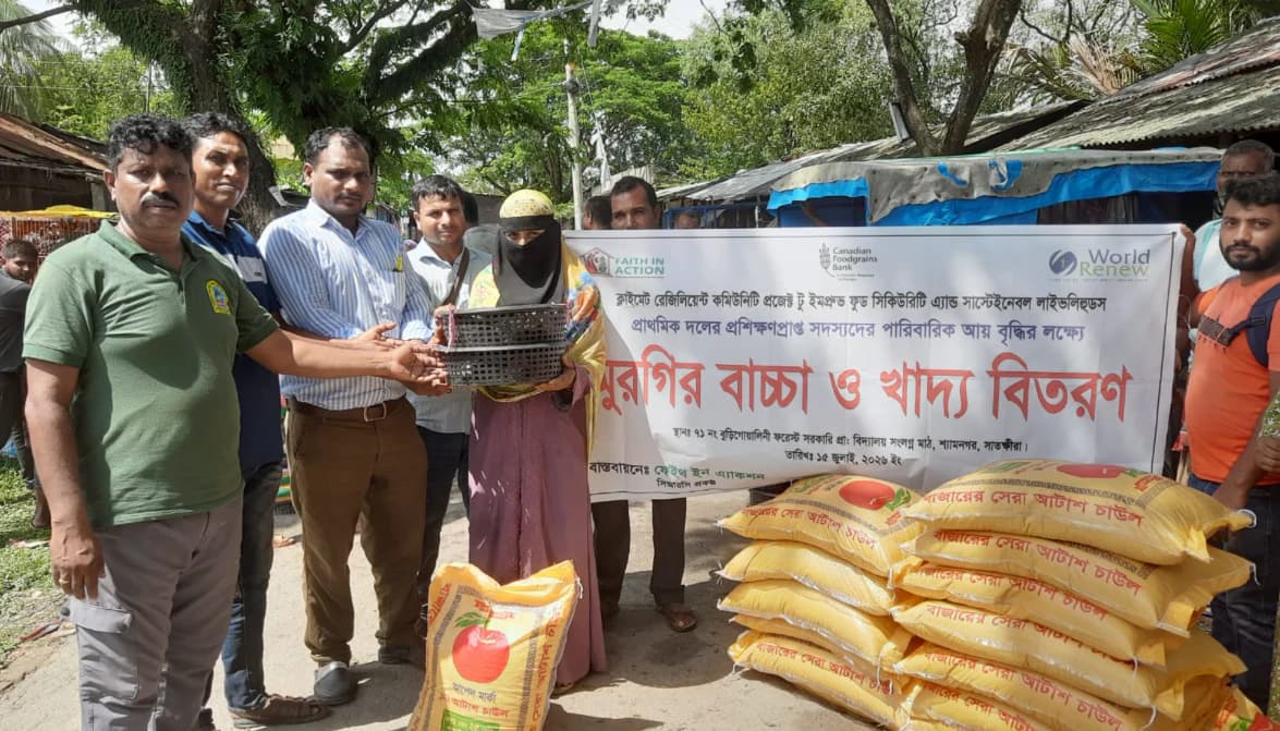 শ্যামনগরে পরিবারে আয় বৃদ্ধির লক্ষ্যে ৭২ জনকে ১৮০০ মুরগির বাচ্চা বিতরণ পরিতোষ কুমার বৈদ্য
