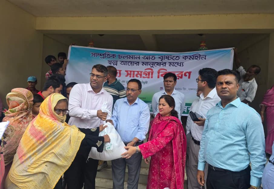 অতিবৃষ্টিতে ক্ষতিগ্রস্ত কর্মহীন মানুষের পাশে কক্সবাজার জেলা পরিষদ, রামু ও উখিয়ায় খাদ্যসামগ্রী বিতরণ