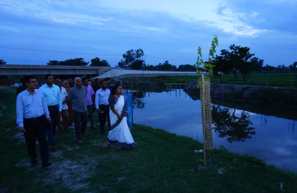 খাল পুনঃখনন ও বৃক্ষরোপণ কার্যক্রম পরিদর্শনে জেলা প্রশাসক