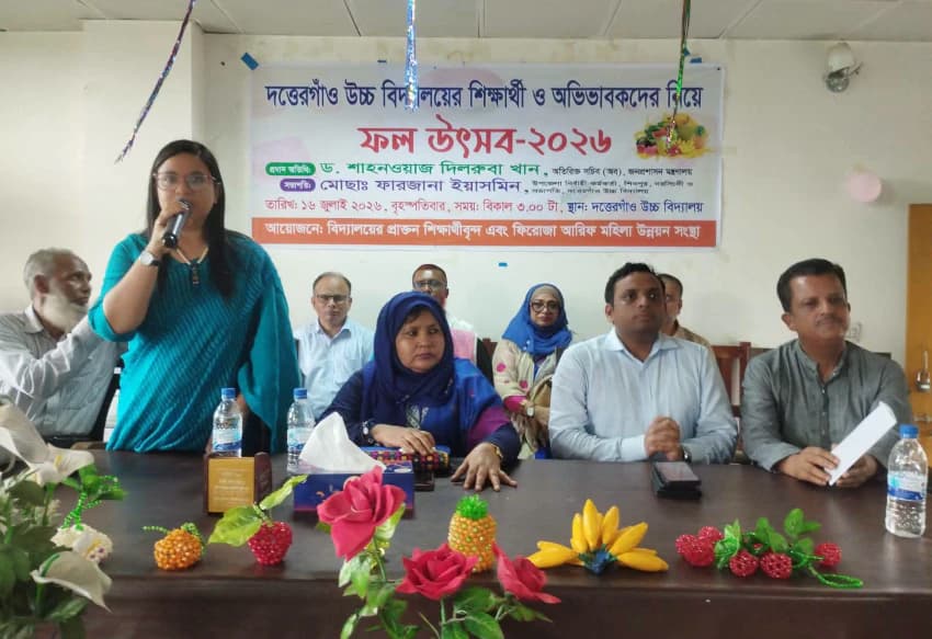 নরসিংদীর শিবপুরে শিক্ষার্থী-অভিভাবকদের অংশগ্রহণে বর্ণাঢ্য ফল উৎসব