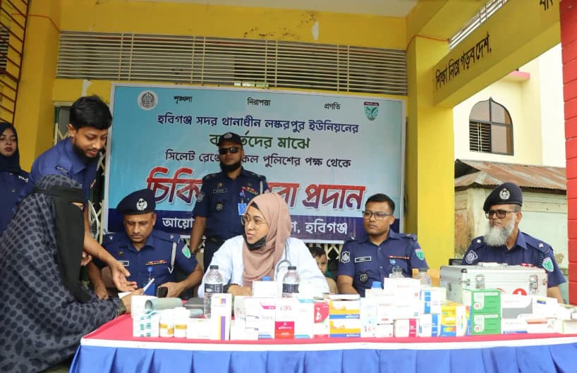 হবিগঞ্জে বন্যাদুর্গত চার শতাধিক মানুষের পাশে জেলা পুলিশ মেডিকেল ক্যাম্পে বিনামূল্যে চিকিৎসাসেবা