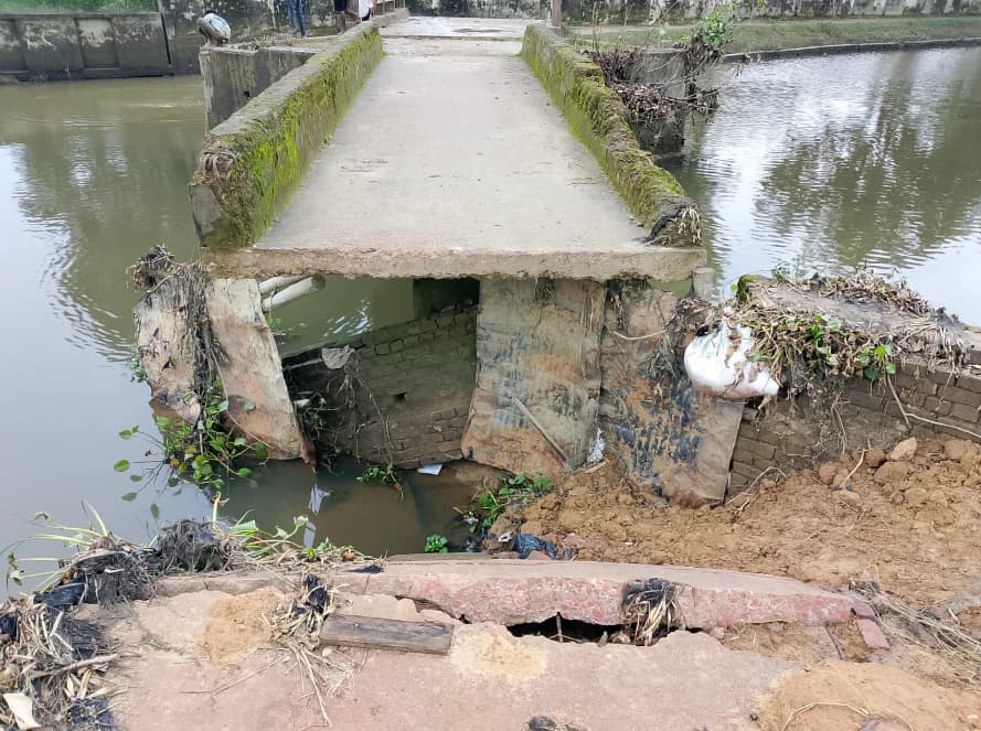 বাঘাইছড়িতে সেতু ধসে যোগাযোগ বিচ্ছিন্ন, চরম দুর্ভোগে শিক্ষার্থী ও স্থানীয়রা