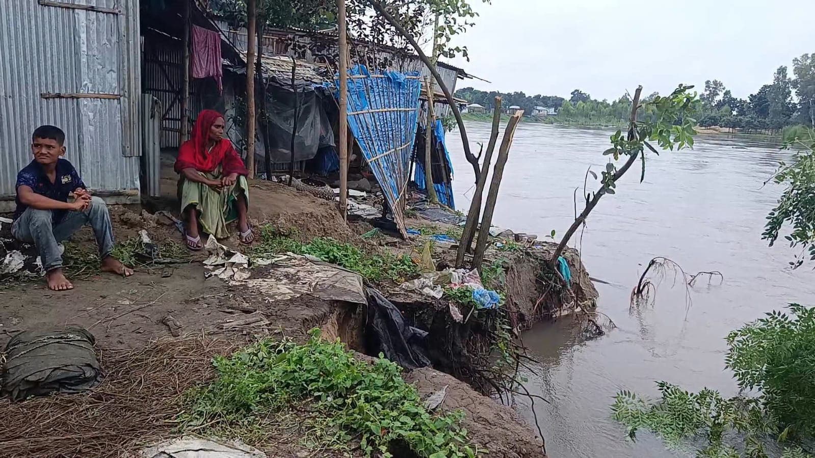 টানা বৃষ্টিতে ঠাকুরগাঁওয়ে নদীভাঙনে সর্বস্ব হারানোর শঙ্কায় দিন কাটছে নদীপাড়ের বাসিন্দাদের