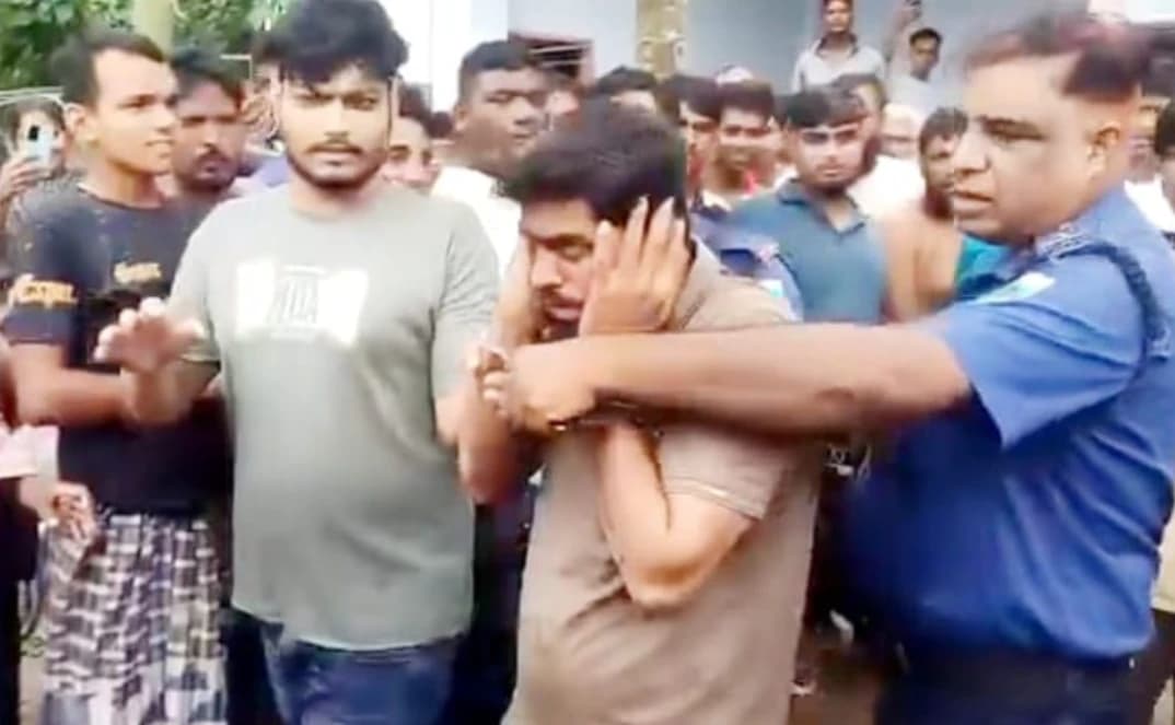 ভোলাহাটে এনজিও কর্মীর বিরুদ্ধে ৬ বছরের শিশুকে ধর্ষণের অভিযোগ, গ্রেপ্তার ১