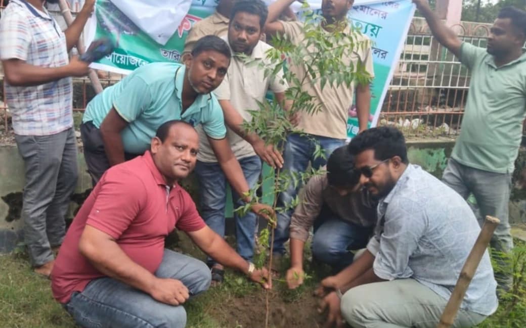 গোমস্তাপুরে স্বেচ্ছাসেবক দলের বৃক্ষরোপণ কর্মসূচি অনুষ্ঠিত