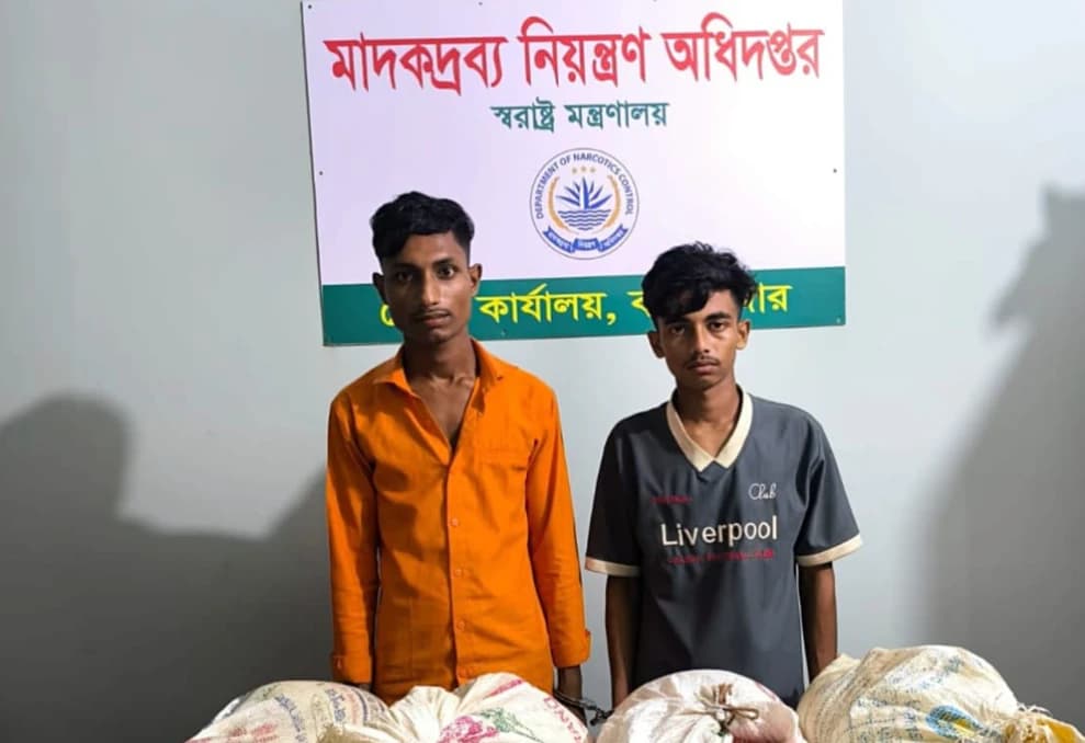 কক্সবাজারে ১২০ লিটার চোলাই মদসহ দুই যুবক গ্রেপ্তার, সিএনজি জব্দ