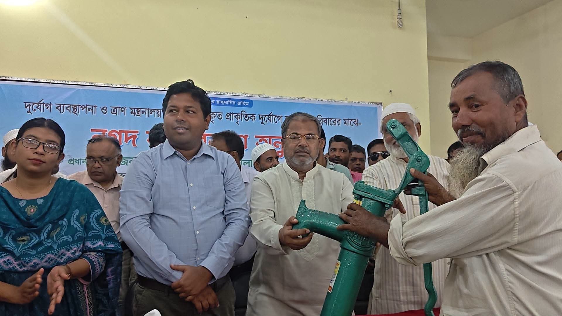 সিংড়ায় দরিদ্র পরিবারের মুখে হাসি ২৫টি সেলাই মেশিন, ২২টি তারা টু নলকূপ ও ৭ লাখ টাকার চেক বিতরণ