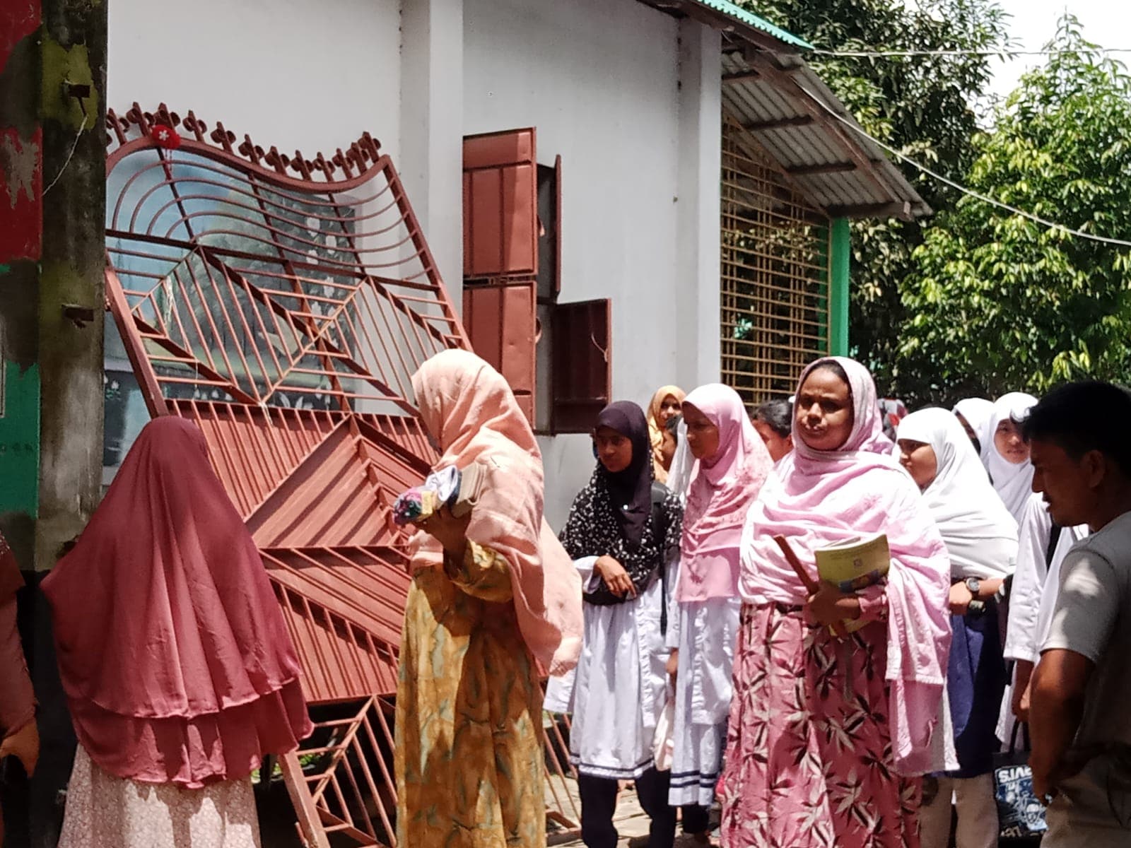 স্কুল গেটের নিচে চাপা পড়ে দুই ছাত্রীর আর্তনাদ, আতঙ্কিত অভিভাবকরা ক্ষোভে ফুঁসছেন