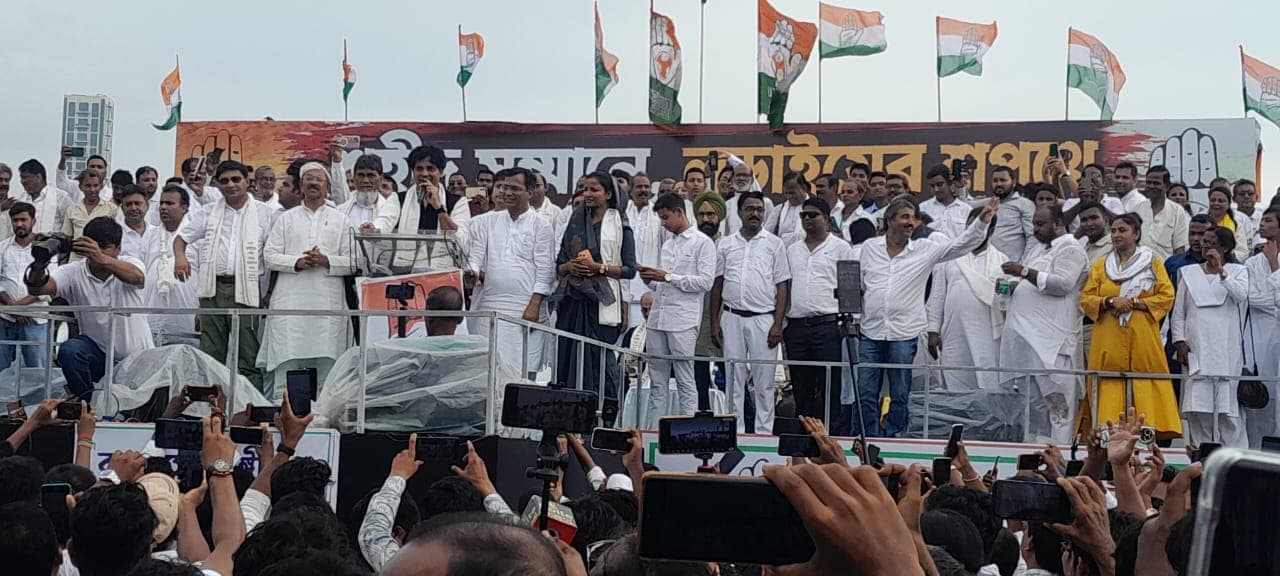 কাদা-জলে ভেজা শরীর, চোখে লড়াইয়ের জেদ; একুশে জুলাইয়ের শহীদদের স্মরণে উত্তাল ধর্মতলা