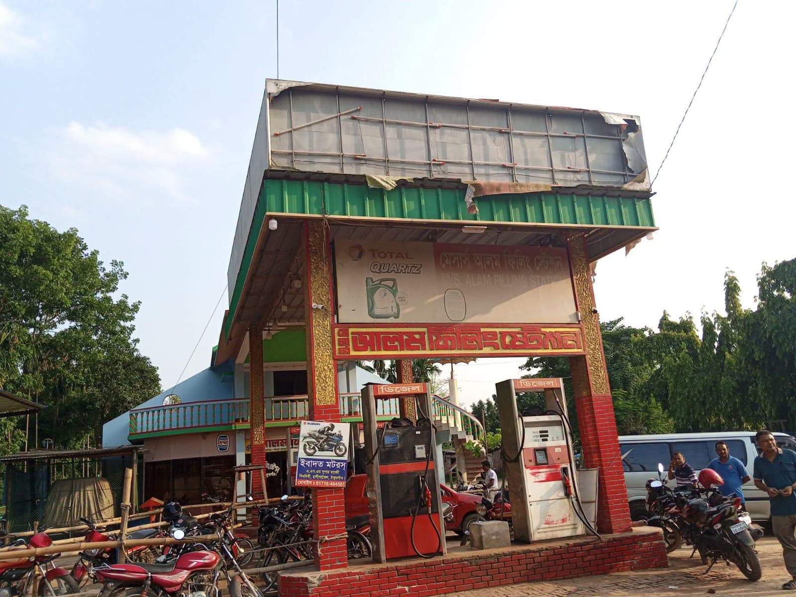 হরিপুরে তেলের জন্য দীর্ঘ লাইন, পর্যাপ্ত সরবরাহ থাকলেও গুজবে আতঙ্কিত সাধারণ মানুষ