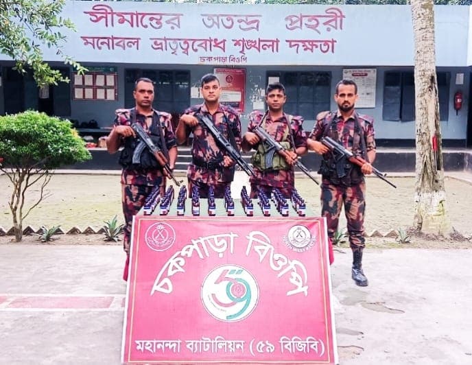 শিবগঞ্জে বিজিবির বিশেষ অভিযানে জব্দ ৯৭ বোতল ভারতীয় নেশাজাতীয় এসকাফ সিরাপ