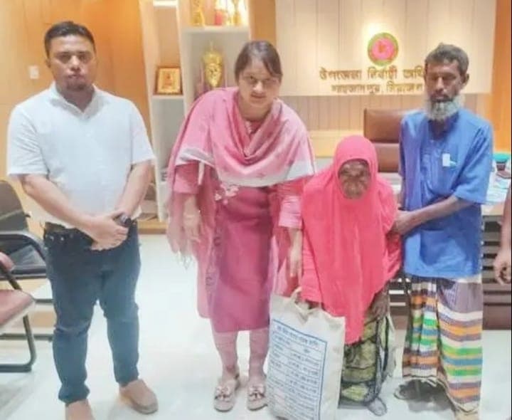 নদীভাঙনে সর্বস্ব হারানো শতবর্ষী বৃদ্ধার পাশে শাহজাদপুর প্রশাসন, প্রদান করা হলো নগদ অর্থ ও ভাতা