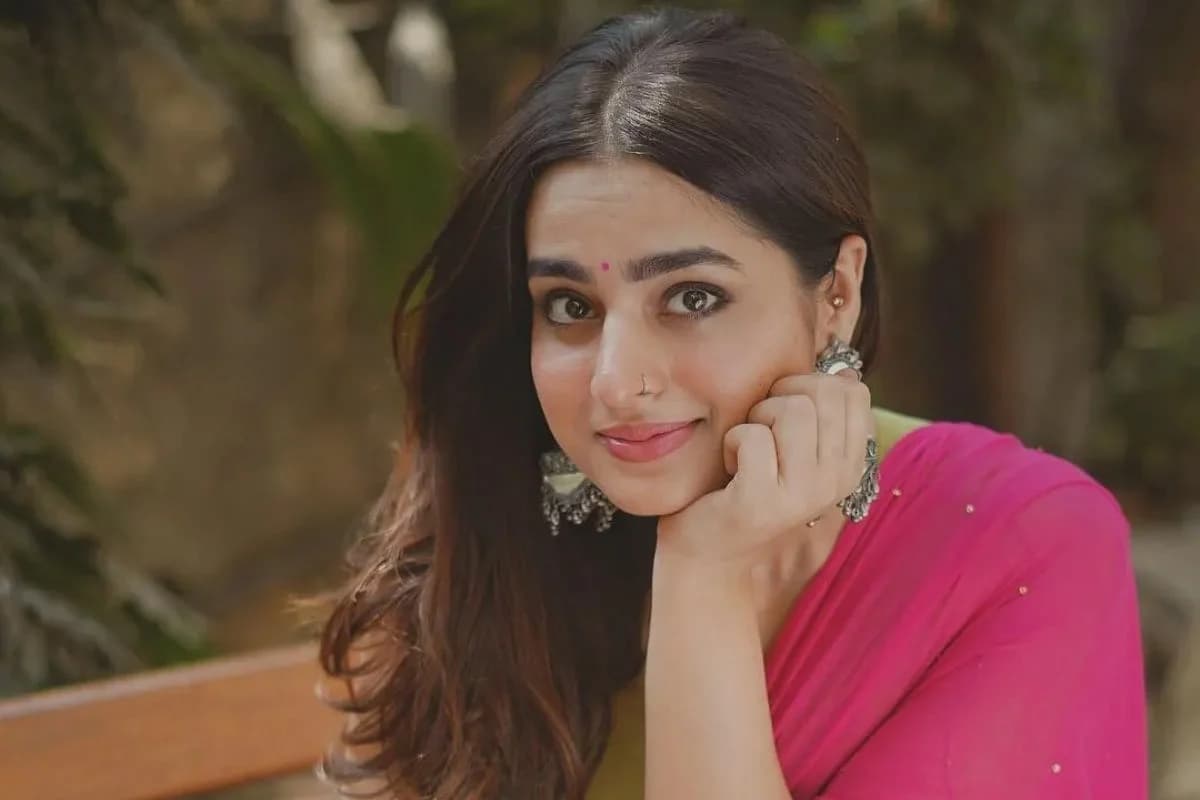 শিক্ষার্থীদের সমর্থনে রাজপথে, মুম্বাই পুলিশের হাতে আটক হয়ে মুক্তি পেলেন অভিনেত্রী আয়েশা খান