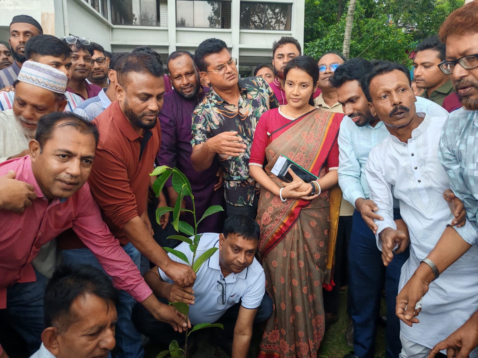 জলবায়ু মোকাবিলায় সবুজ বেষ্টনী: ডুমুরিয়ায় ২০ কোটি বৃক্ষরোপণ কর্মসূচির আওতায় চারা বিতরণ