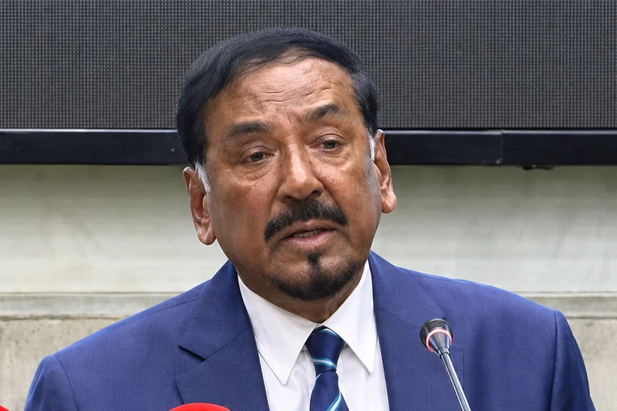 রাষ্ট্রপতির দায়িত্ব নিলেন হাফিজ উদ্দিন আহমদ, স্পিকার হলেন ব্যারিস্টার কায়সার কামাল