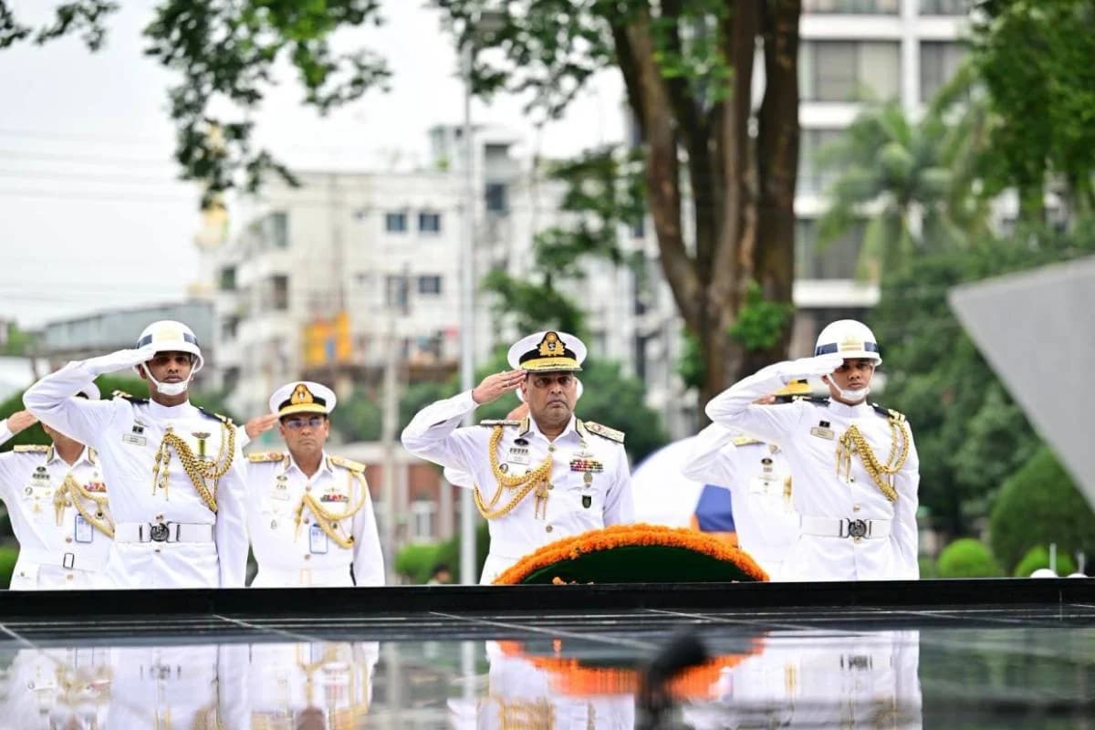 শহীদের স্মৃতিতে মাথা নত করে নৌবাহিনী প্রধানের নতুন শপথ, বদলে যাবে সমুদ্রসীমার নিরাপত্তা