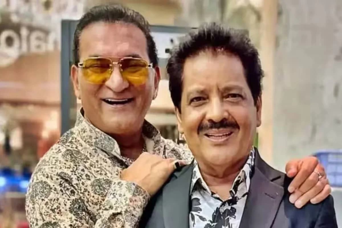 ভক্তের চুম্বনে বিতর্কের মুখে উদিত নারায়ণ, পাশে ঢাল হয়ে দাঁড়ালেন অভিজিৎ ভট্টাচার্য