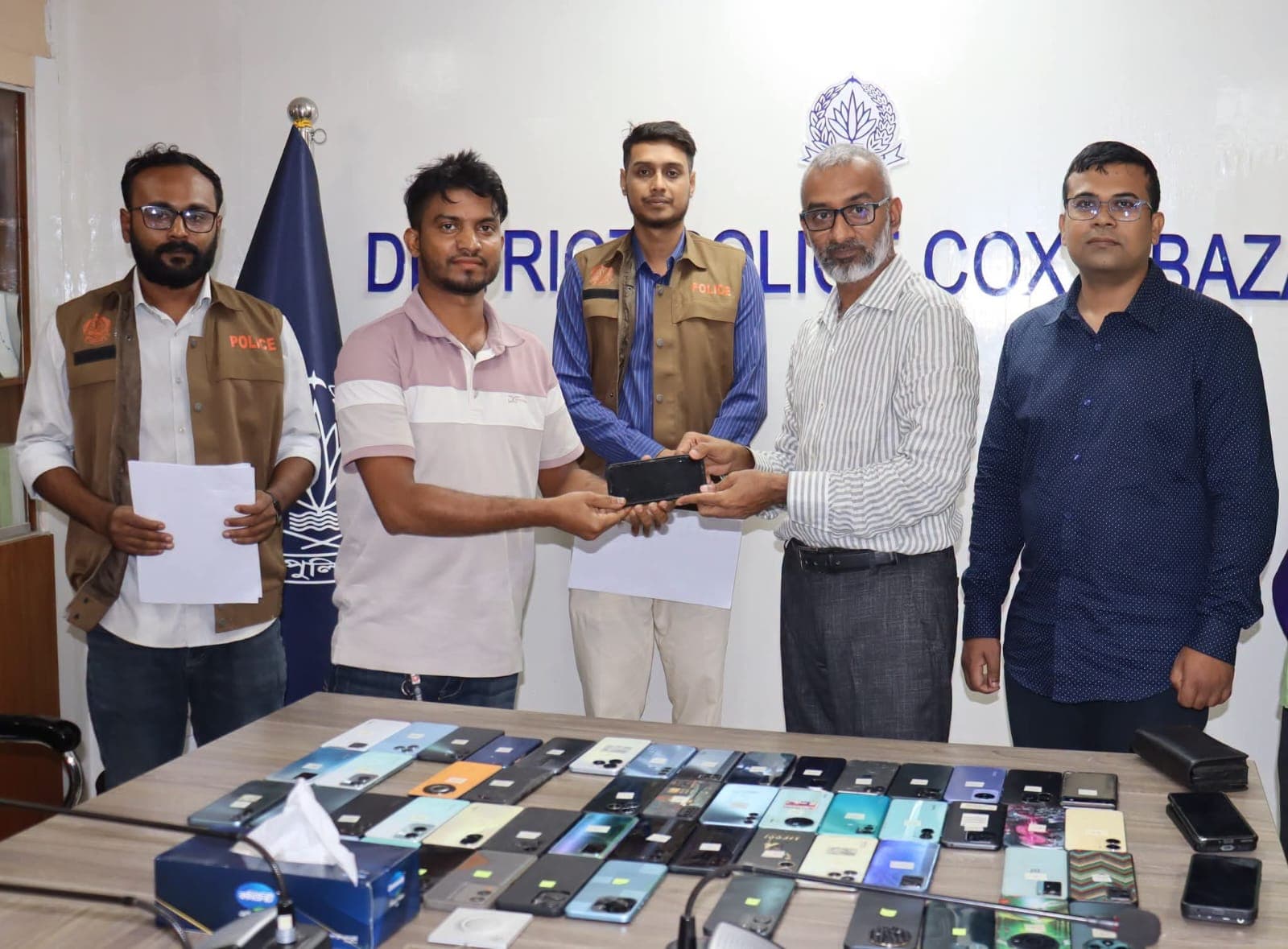 আইফোনসহ ৬০টি হারানো ফোন উদ্ধার: প্রিয় সম্পদ ফিরে পেয়ে উচ্ছ্বসিত কক্সবাজারের বাসিন্দারা