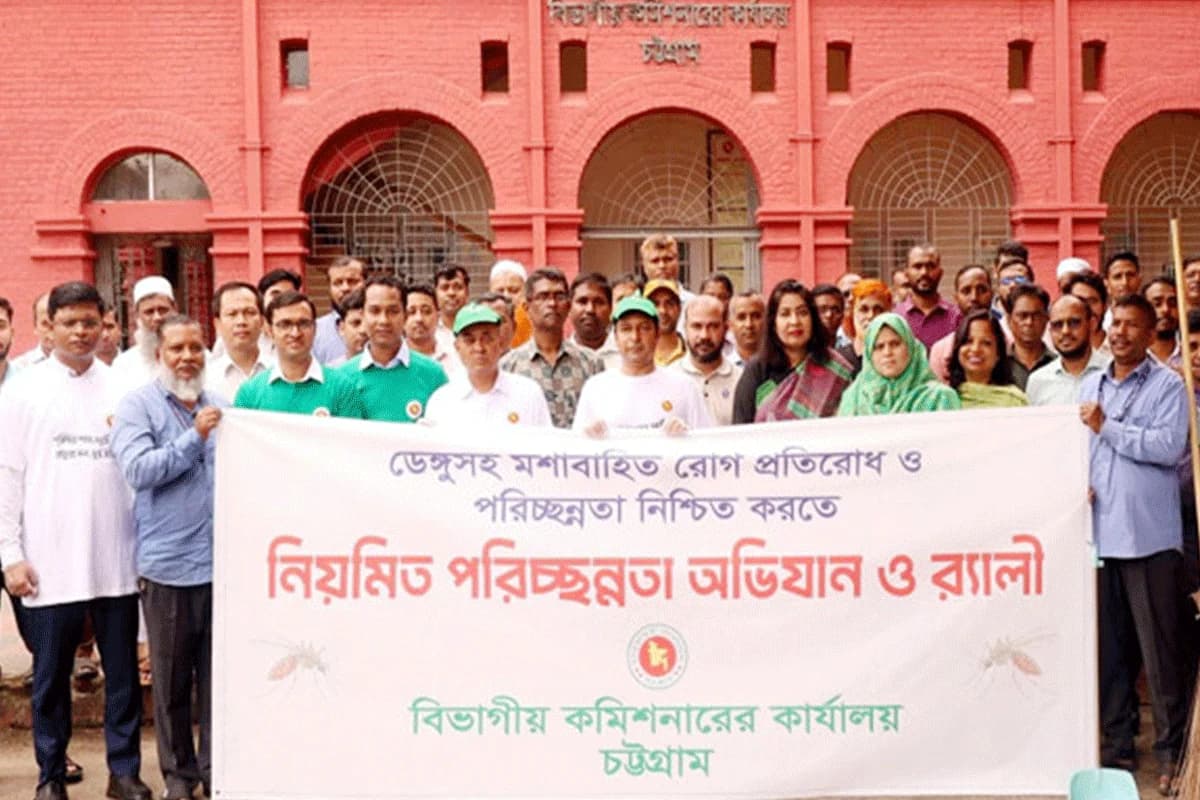 চট্টগ্রামে ডেঙ্গু প্রতিরোধে বড় পদক্ষেপ, ঝাড়ু হাতে পরিচ্ছন্নতা অভিযানে নামলেন বিভাগীয় কমিশনার