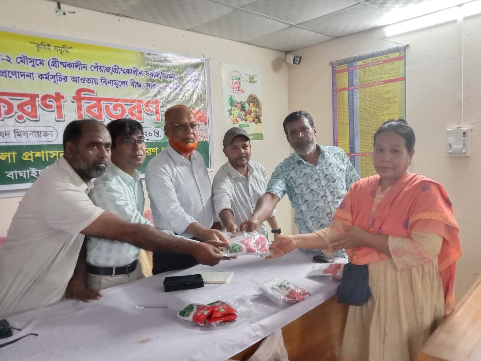 উৎপাদন ব্যয় কমাতে বড় উদ্যোগ: বাঘাইছড়ির ৬০০ কৃষকের মাঝে বিনামূল্যে বীজ ও সার বিতরণ