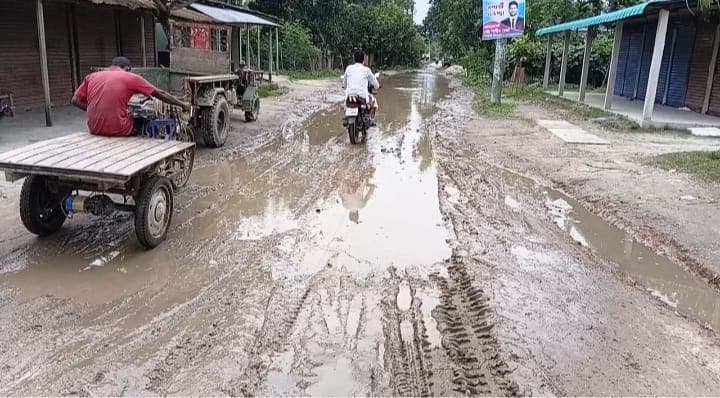 সামান্য বৃষ্টিতেই ডুবে রসুলপুর মোড়, দুর্ভোগে হাজারো মানুষ